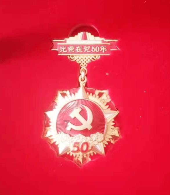 救援可爱小松鼠